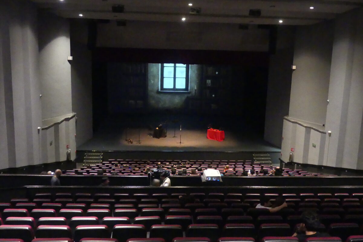 Despertar en el absurdo, “Los sueños de Kafka” se presentó en el Teatro Universitario