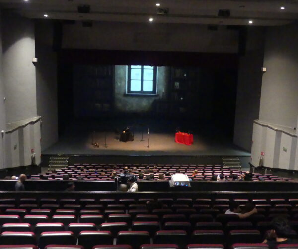 Despertar en el absurdo, “Los sueños de Kafka” se presentó en el Teatro Universitario