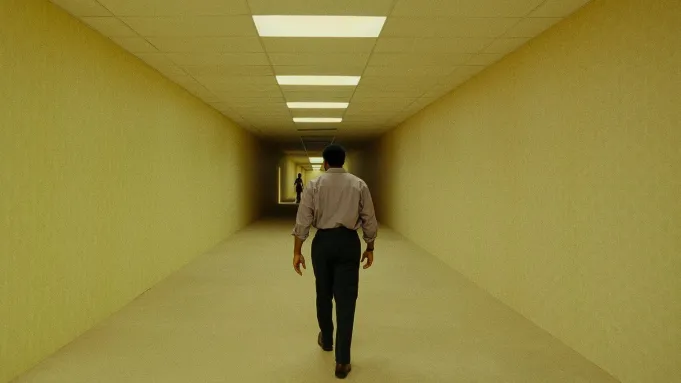‘Backrooms’: Los rincones más terroríficos  internet cobran vida en el cine