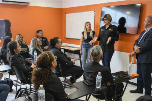 Docentes reciben reconocimiento por participación en programa de inglés
