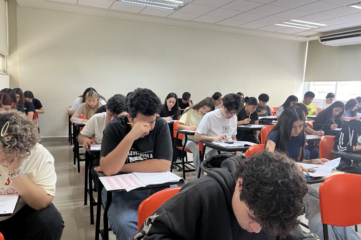 Aspirantes presentan examen de admisión en FCC