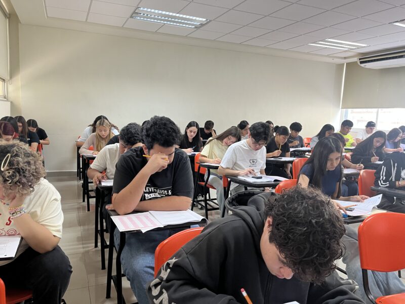 Aspirantes presentan examen de admisión en FCC