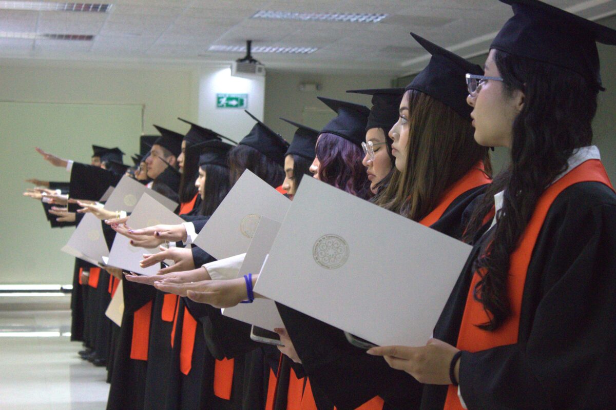 Egresados de licenciatura toman protesta para titularse