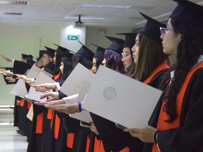 Egresados de licenciatura toman protesta para titularse
