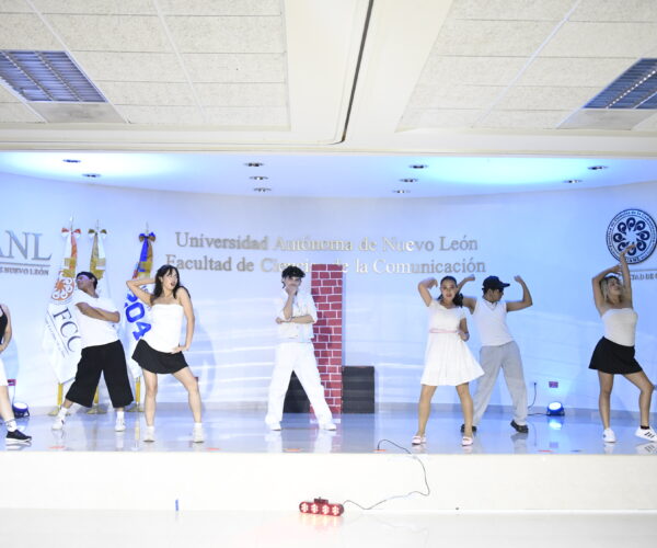 Difusión Cultural FCC aparece en el escenario de inducción y lo llena de baile, música y energía